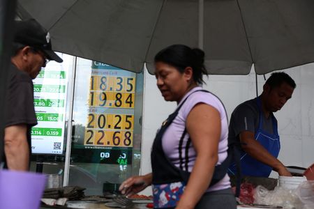 tagreuters.com2025binary_LYNXNPEL0Q0TW-VIEWIMAGE