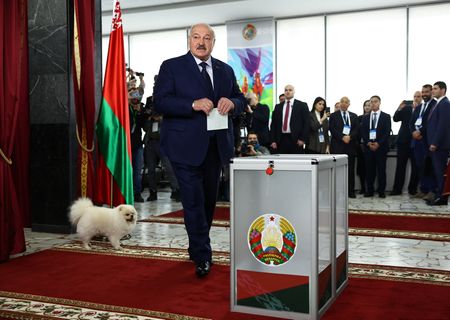 tagreuters.com2025binary_LYNXNPEL0Q032-VIEWIMAGE